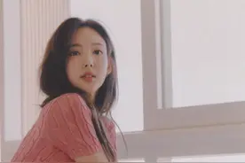 林娜琏别去唱歌了，紧身露肚脐装尽显好身材，有专业模特得气场图片