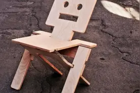 设计成像玩具机器人的木制折叠椅，可以作为创意壁画展示图片
