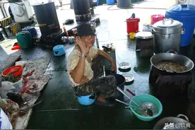 印尼锚地装货工人在船上的日常生活，他们吃住都在船上，直到完货图片