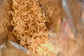 干脆面这种小零食，你喜欢放粉包吃吗？图片