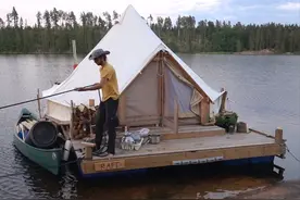 80后夫妻搭起20㎡水上木筏，住帐篷里漂泊1年，流浪生活无拘无束图片