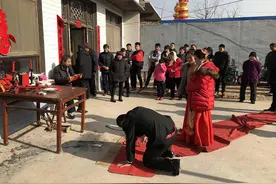 结婚当天，被逼跪着向公婆敬茶，新娘果断倒掉奉茶：我不嫁了图片