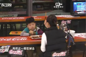 妈妈强迫孩子做吃播赚钱，路人质疑：孩子是你亲生的吗？图片