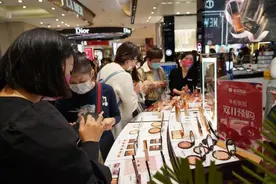 20岁的安徽妹子，在杭州找了第一份工作让同学超羡慕！每天的工作内容就是逛街逛街逛街……“太累太刺激！”图片