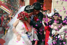 儿子娶媳妇办婚礼，却被父母抢走“风头”，老两口登上舞台热吻图片