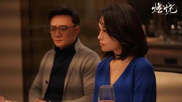 抛开狠角色，邬君梅这次竟在《燃烧》中演了个如此温柔的女精英