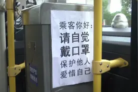 610路公交车上，这一幕暖了……图片