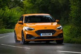 试驾｜福克斯ST的优点：钢炮模范生，缺点：买不到图片