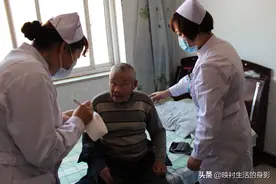 父亲生病躺在医院，三个儿子拒绝前来探望，并称父亲活该有今天图片