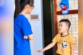 弟弟在学校打架，霸气姐姐直接“家法”伺候，网友：训弟弟要趁早图片