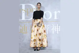 吕燕气场强大，一件修身黑色T恤搭配半身裙，整个人又美又飒图片