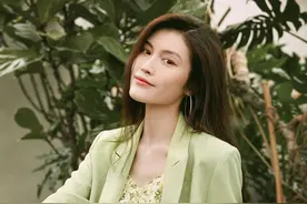 超模身材不一般，何穗绿色装扮拍写真，皮肤白到发光手臂细如筷子图片