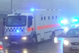 英国多辆武装警车严密押送重要犯人前往法院视频封面