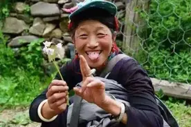 为何西藏人看到外来游客总是吐舌头，难道是不欢迎？看完你就懂了图片