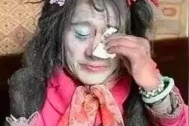 66岁老人男扮女装，浓妆艳抹16年，知道原因的都笑不起来图片
