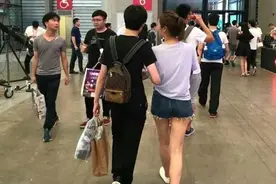女流和YJJ恋爱经过，第一次见送书背课文，直播太吵被逐出家门图片