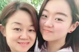 女儿5年考3次气馁，妈妈3个月努力成功，学霸与妈妈这动作有关图片