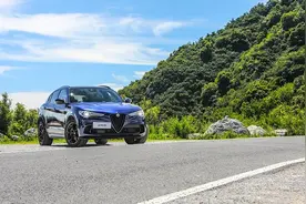 首试 | 亚平宁尖刀 阿尔法·罗密欧 Stelvio 四叶草版图片