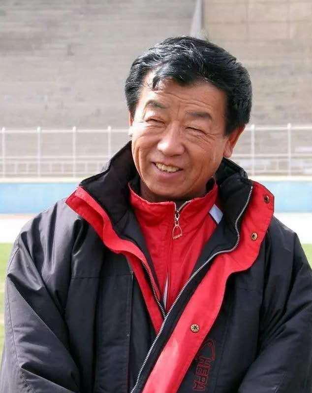 亚青赛之后,回到八一体工大队的冯峰被刘国江指导上调至一线队.