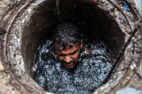 政府办公室无厕所，印度女公务员去工地上厕所，跌入化粪池死亡图片