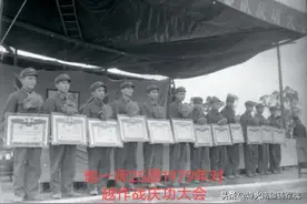 解放军是人民子弟兵，关键时刻冲上去，不惜牺牲自己的生命图片