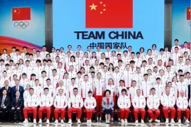 东京奥运开幕中国队第111位出场，升国旗奏国歌，中国健儿们加油图片