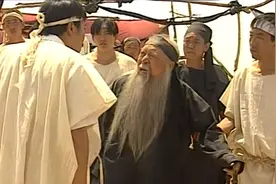 窝囊丈夫爱赌博，为了10万块钱，将妻子送给别人生孩子图片