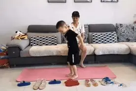 聪明奶奶带娃方式火了，谁说老人不会带娃？这样带娃既轻松又开智图片