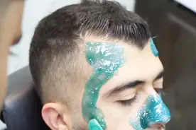 外国发型师修面不用剃刀，满脸涂蜜蜡，效果很白净，学到了吗？视频封面