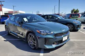 新车｜轴距超雷克萨斯ES，起亚新款斯汀格实车曝光，换新车标图片