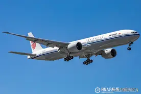 实拍国航波音777首都机场降落 机身光亮质感十足图片