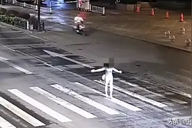 行拘！女子深夜醉酒失态，横闯马路拦车趴在引擎盖上，丈夫拦不住图片