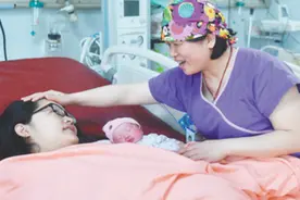 生孩子时，孕妈妈要不要把娘家人请过来？来了有几点好处要知道图片