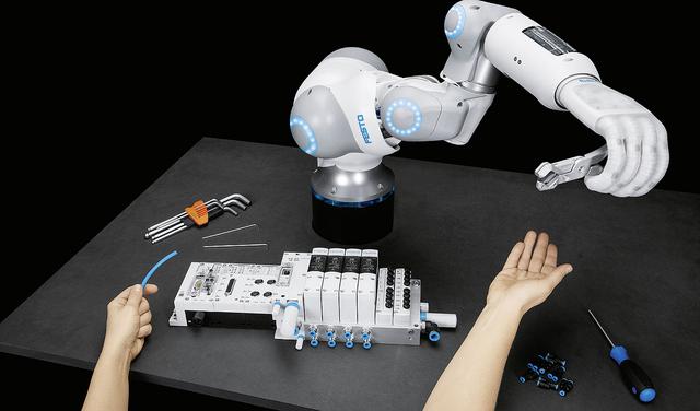 德国制造的仿人机械手，拥有十二个自由度，高度还原人手动作