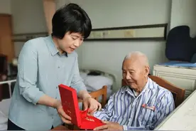 “光荣在党50年，见证初心和使命”——区领导给老党员送上纪念章、送去敬意和关怀图片