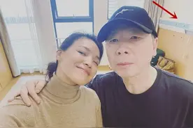 冯小刚舒淇难得同框，背景疑在医院病房，曾因力挺舒淇被骂护舒宝图片