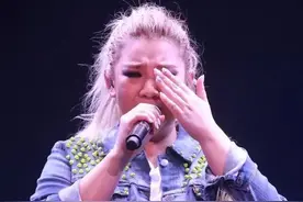 沈殿霞为了留住郑少秋生下女儿，无依无靠的郑欣宜现在怎么样了？图片