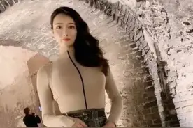 妹子没穿打底裤，穿长靴就出门，走路都带风图片