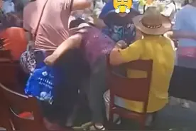 大爷大妈们哄抢检测点矿泉水，连空箱子都不放过，知情人：捐赠给医护人员的图片