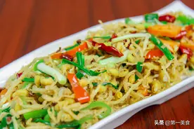 厨师长教你黄豆芽不用炒着吃，香酥清脆，风味独特，比肉丸还香图片