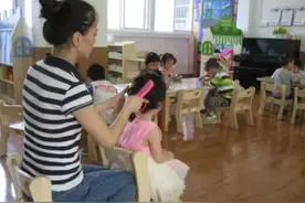 幼儿园老师天天给孩子梳漂亮小辫，孩子回家却说疼，老师：瞎矫情图片