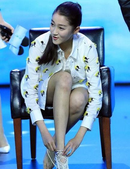 关晓彤身高172cm,脚太大引发热议,真实鞋码首次公开