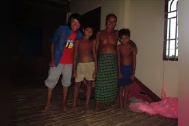 中国小伙骑行柬埔寨，善良大叔带我进屋躲雨，家中境况太让人心酸图片