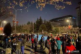 年关将近，走近街头的农民工，凌晨6点不到就蹲守路边等工作图片