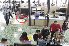 湖南吉首  男子为早点进站躺进安检机 吓懵安检员​图片
