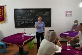 【一线警察】自学手语和聋哑人打交道 女民警自学手语调解纠纷300余起图片