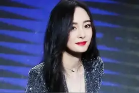 腾讯年度盛典大秀，薇娅一身女侠气，杨幂性感丰满亮眼吸睛图片
