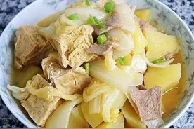 白菜汤加入豆腐粉条，炸肉丸子一咕嘟，营养美味，吃得身上暖洋洋图片