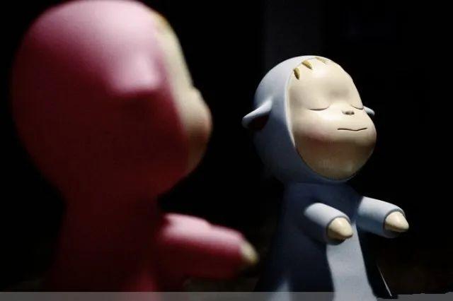 正在梦游的人，真的不能叫醒吗？