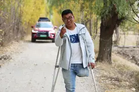 他只靠一条腿，带着母亲走遍了中国的十七个省市，如今咋样了？图片